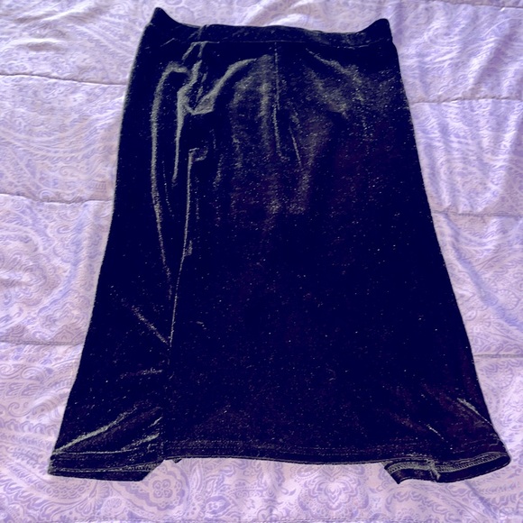Split Hem Velvet Skirt - Picture 2 of 8